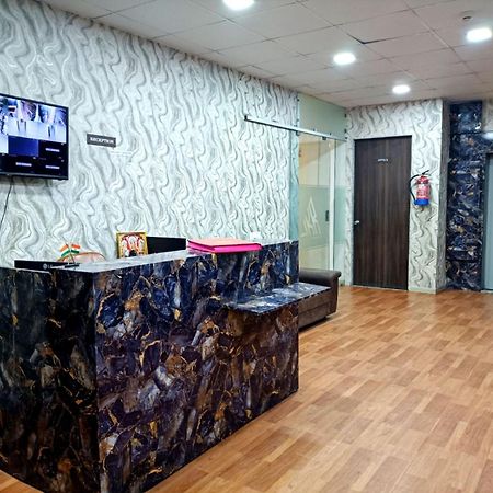 Hotel Gokul Solitaire, Surat Bhatha Exteriör bild