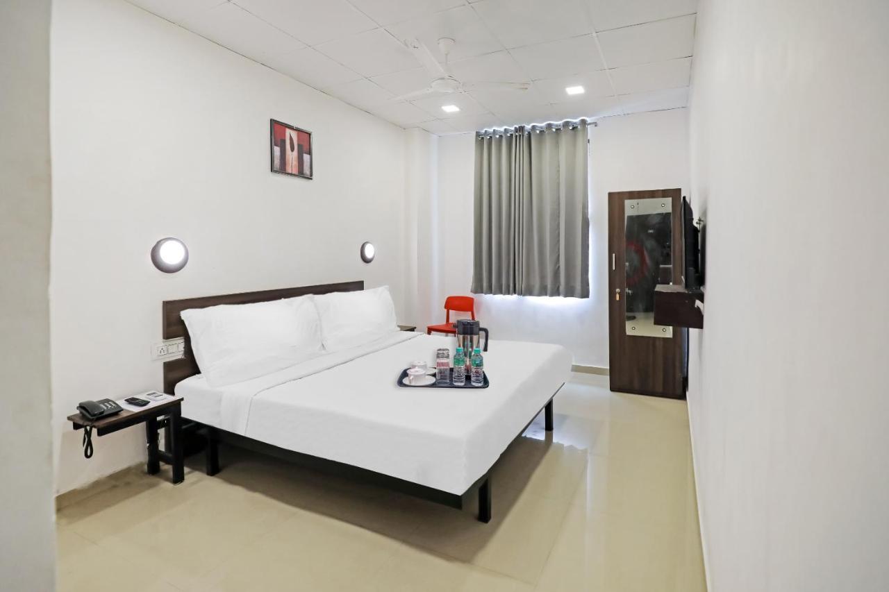 Hotel Gokul Solitaire, Surat Bhatha Exteriör bild