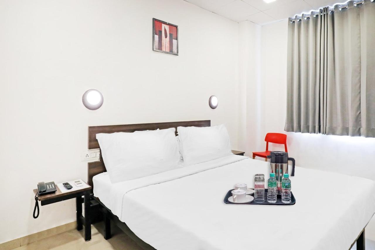 Hotel Gokul Solitaire, Surat Bhatha Exteriör bild