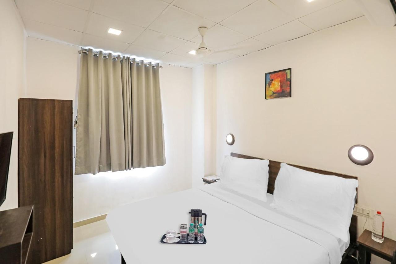 Hotel Gokul Solitaire, Surat Bhatha Exteriör bild