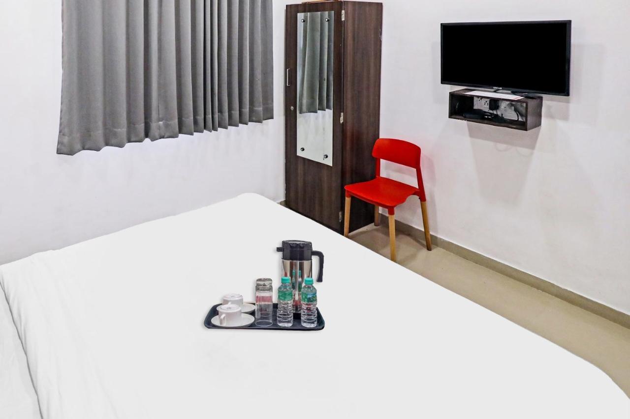 Hotel Gokul Solitaire, Surat Bhatha Exteriör bild