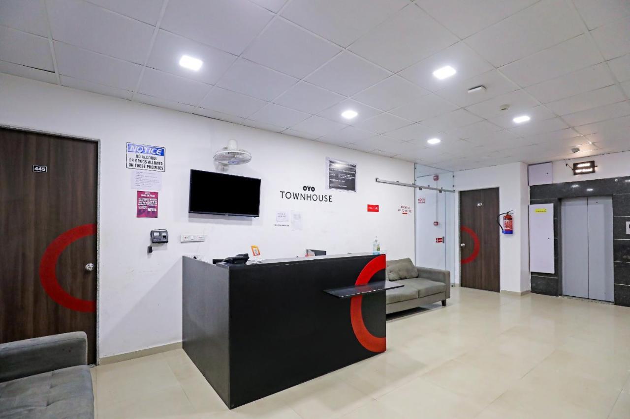 Hotel Gokul Solitaire, Surat Bhatha Exteriör bild