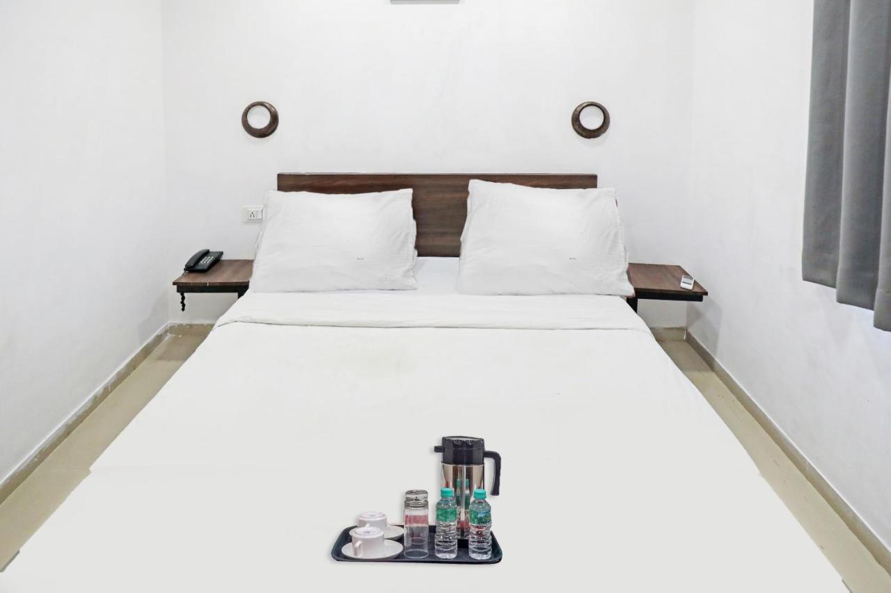 Hotel Gokul Solitaire, Surat Bhatha Exteriör bild