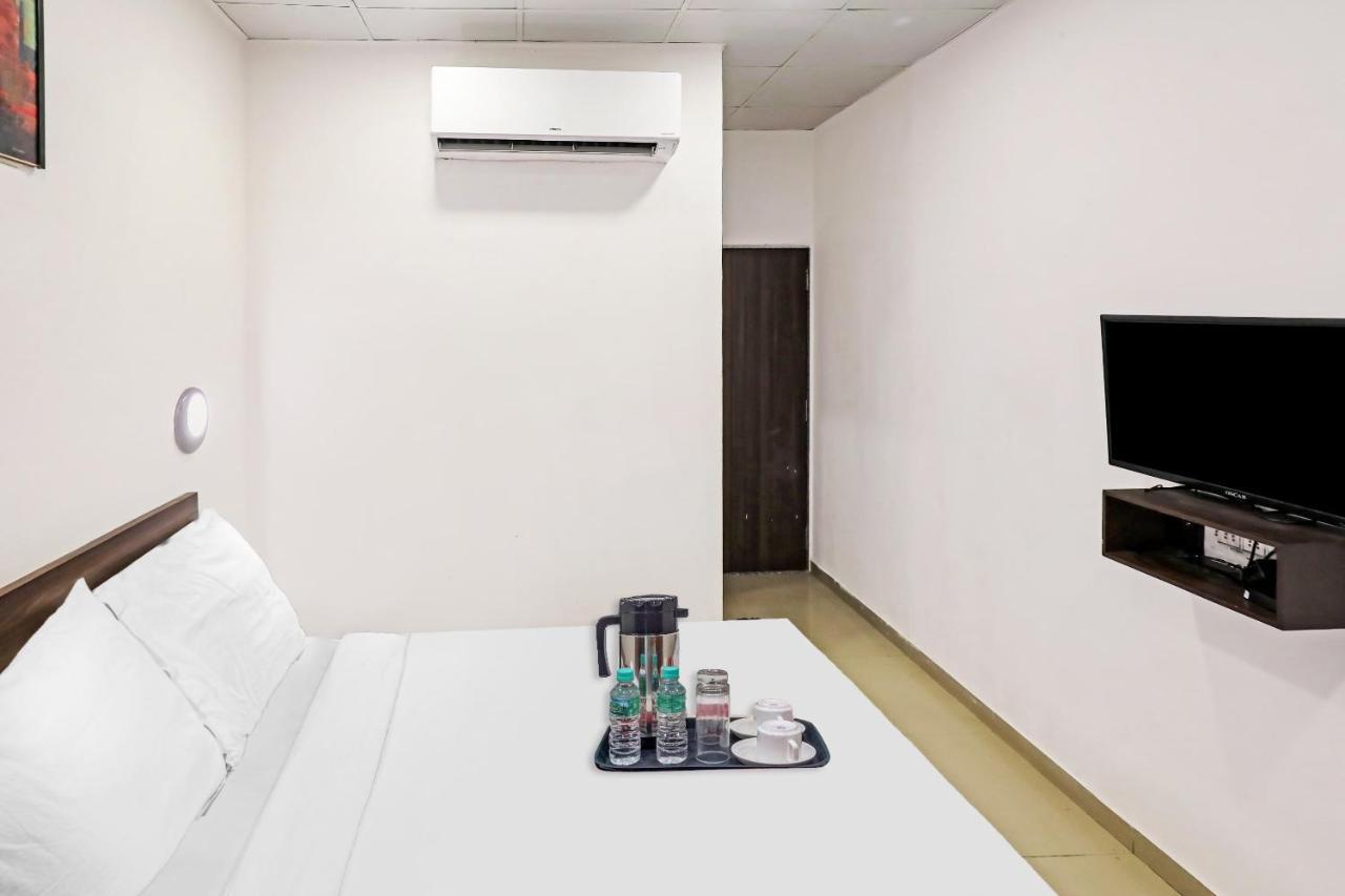 Hotel Gokul Solitaire, Surat Bhatha Exteriör bild