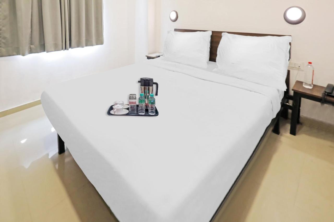 Hotel Gokul Solitaire, Surat Bhatha Exteriör bild