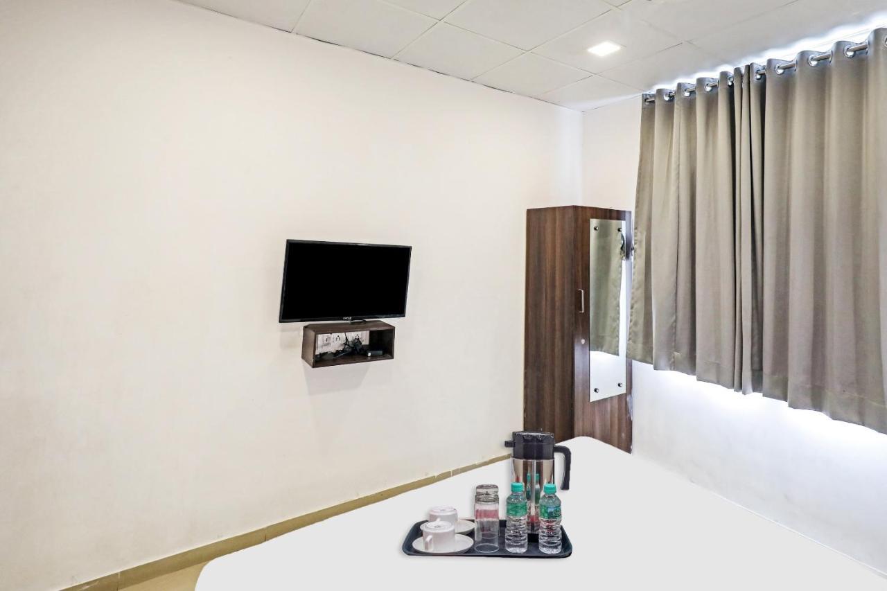 Hotel Gokul Solitaire, Surat Bhatha Exteriör bild