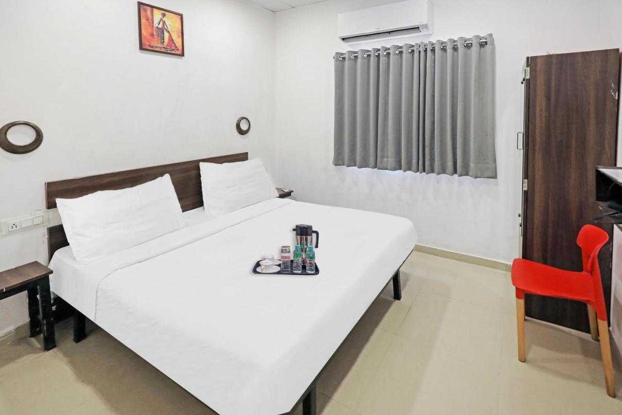 Hotel Gokul Solitaire, Surat Bhatha Exteriör bild