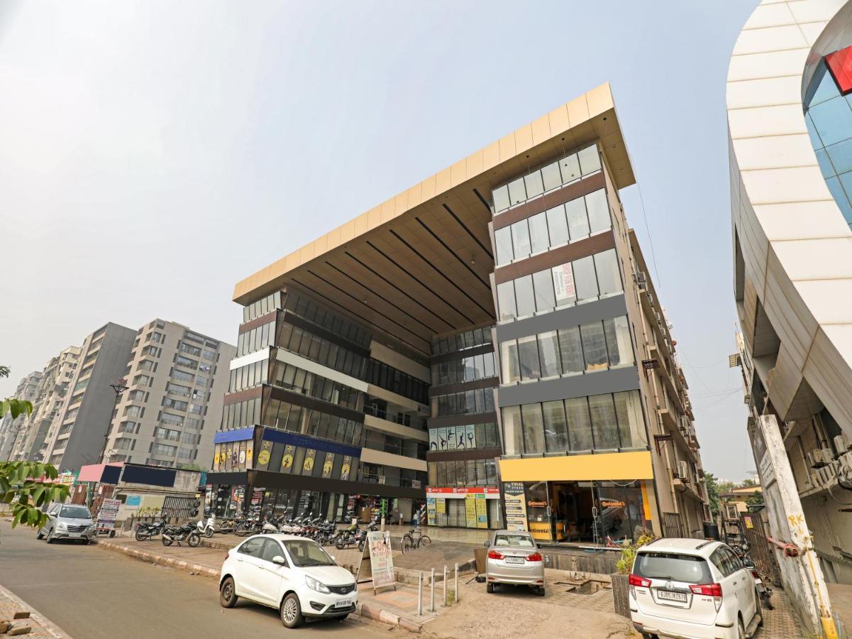 Hotel Gokul Solitaire, Surat Bhatha Exteriör bild