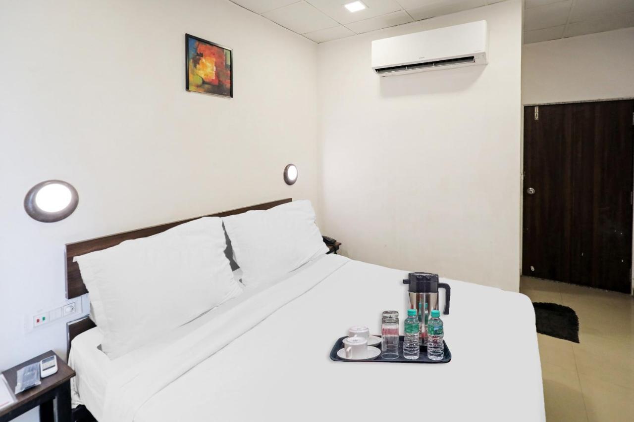 Hotel Gokul Solitaire, Surat Bhatha Exteriör bild