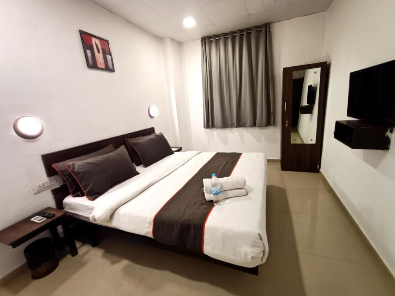 Hotel Gokul Solitaire, Surat Bhatha Exteriör bild