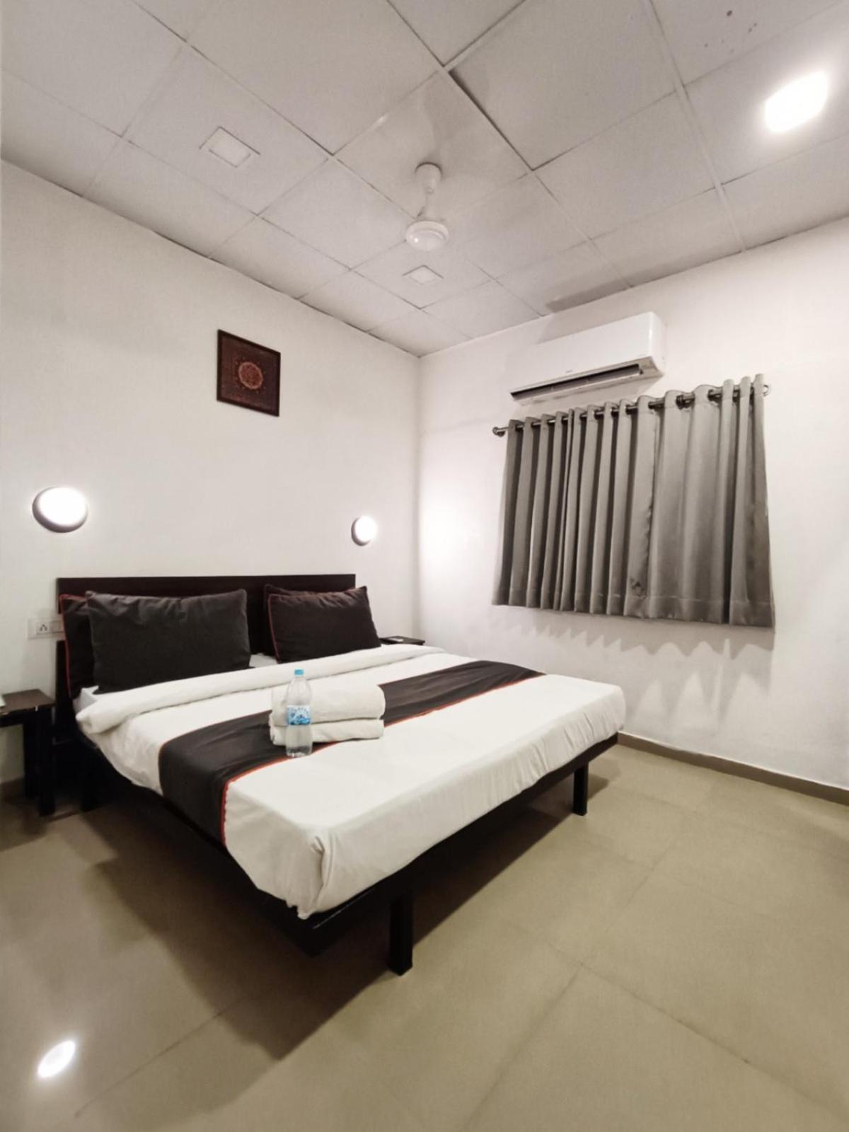 Hotel Gokul Solitaire, Surat Bhatha Exteriör bild