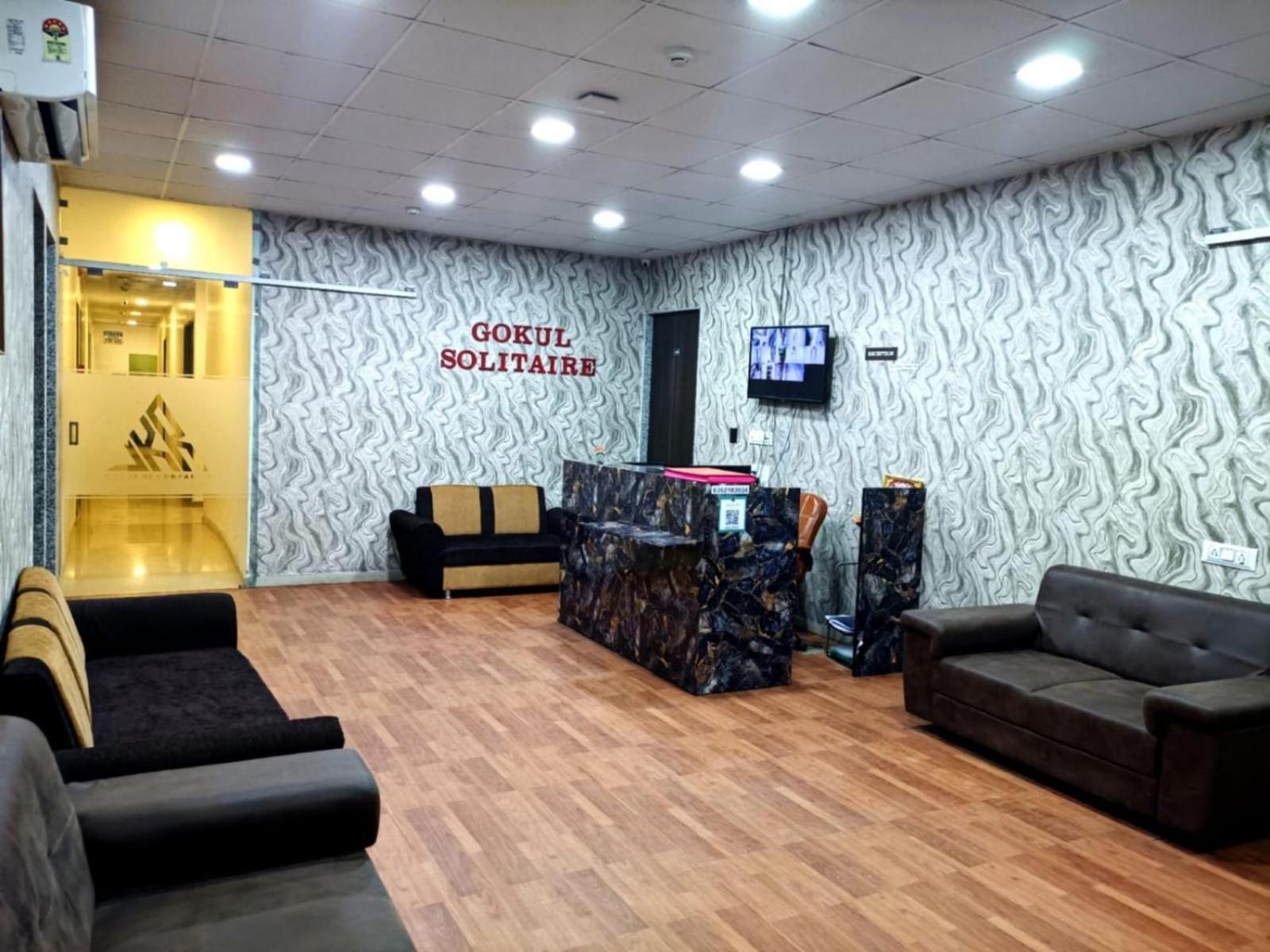 Hotel Gokul Solitaire, Surat Bhatha Exteriör bild