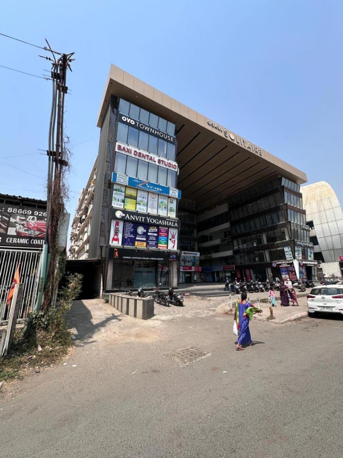 Hotel Gokul Solitaire, Surat Bhatha Exteriör bild