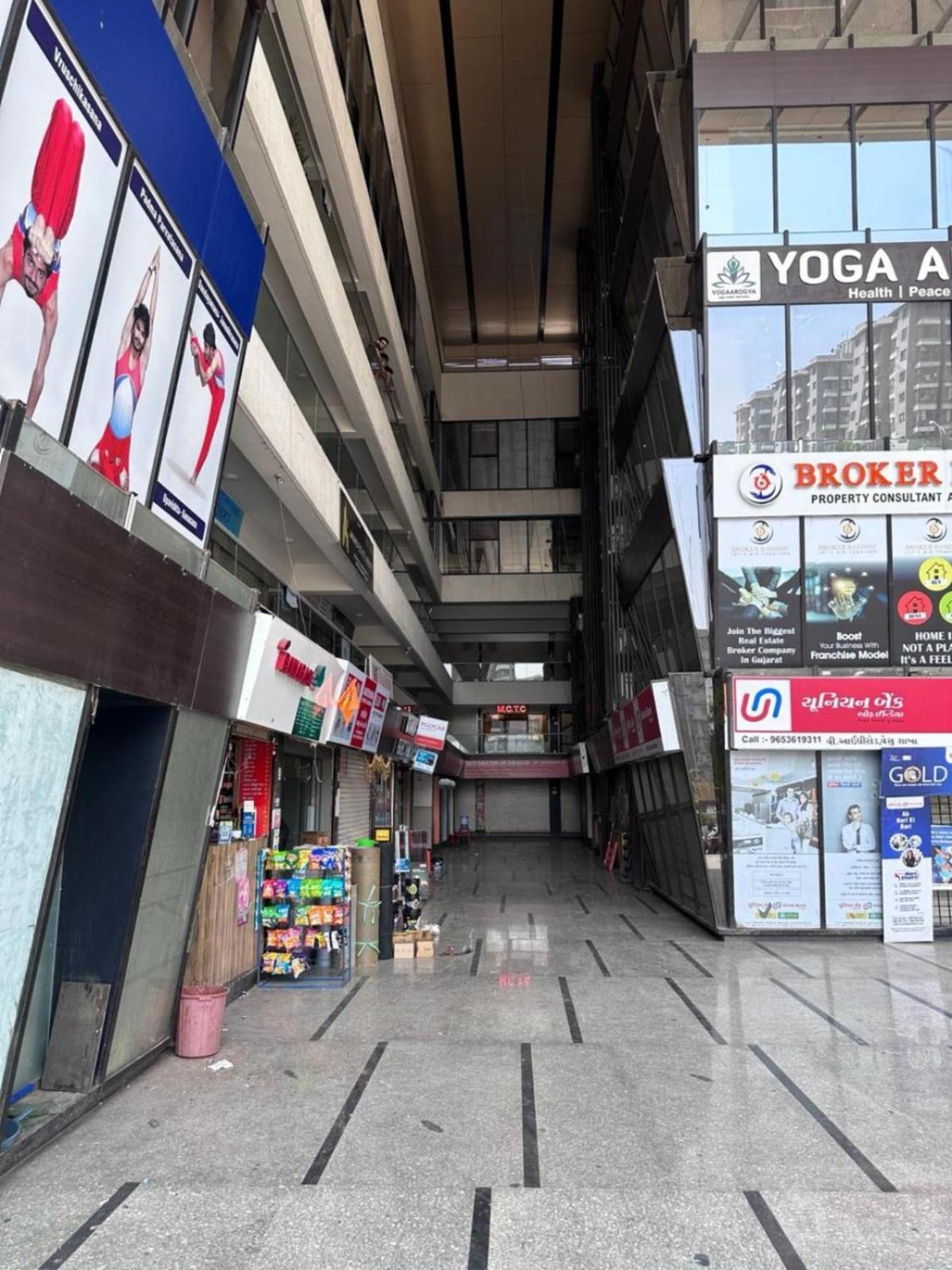 Hotel Gokul Solitaire, Surat Bhatha Exteriör bild