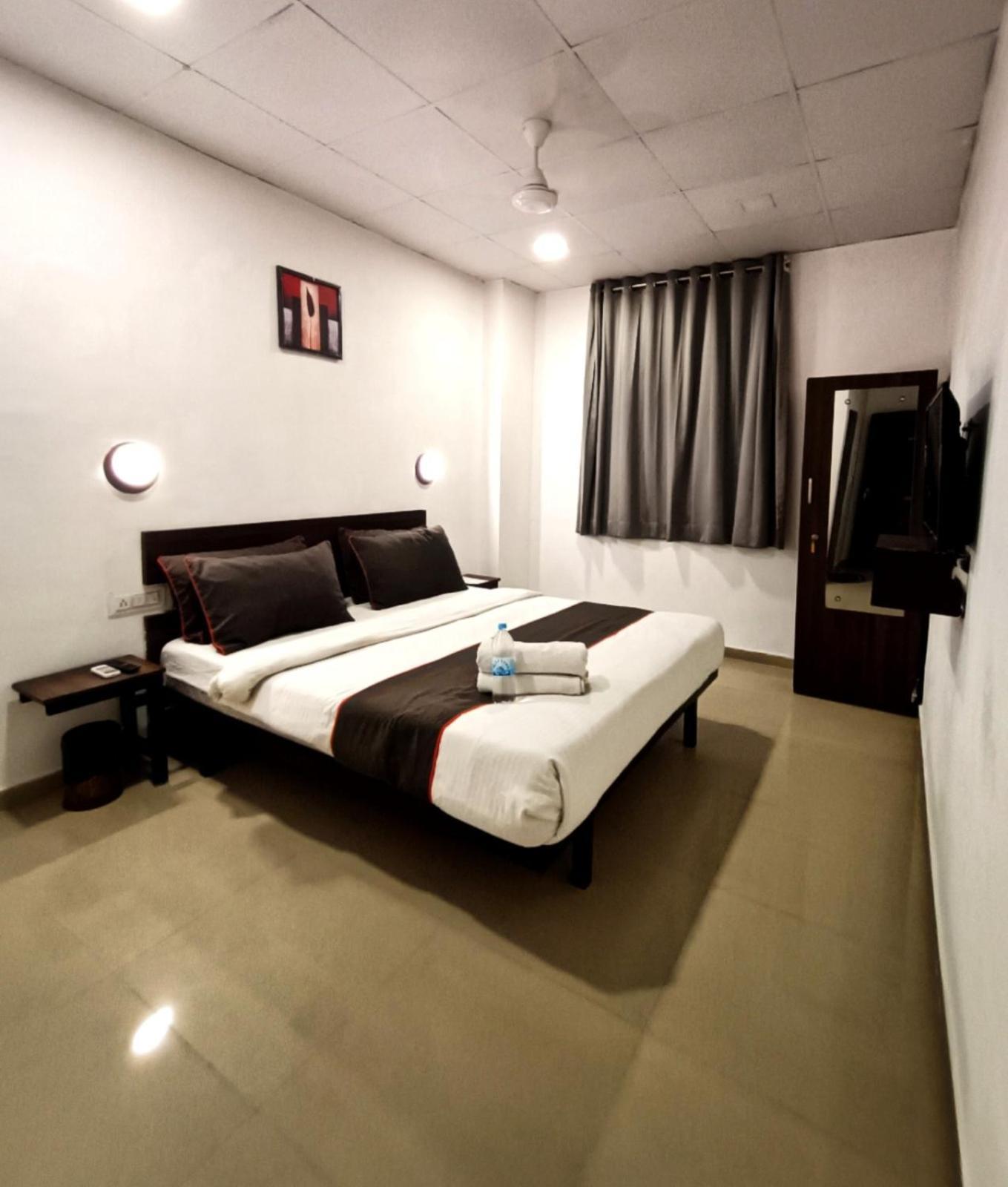 Hotel Gokul Solitaire, Surat Bhatha Exteriör bild