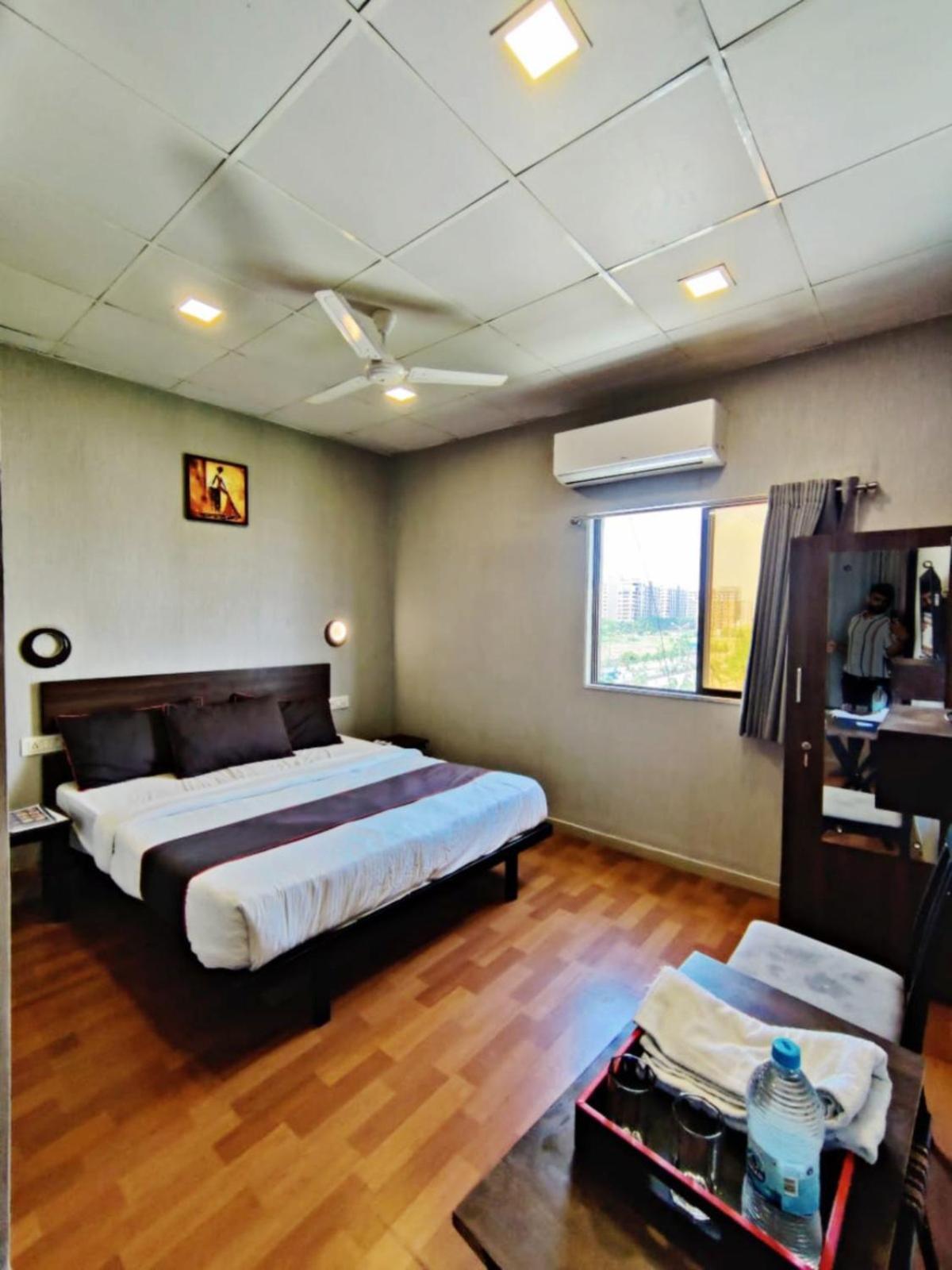 Hotel Gokul Solitaire, Surat Bhatha Exteriör bild