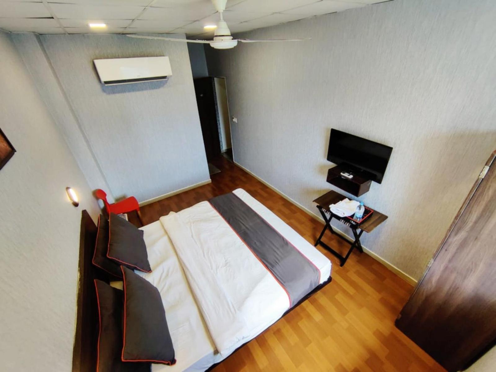 Hotel Gokul Solitaire, Surat Bhatha Exteriör bild