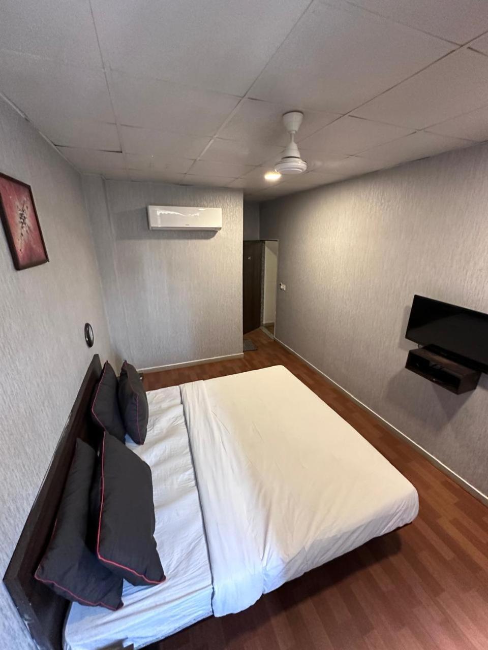 Hotel Gokul Solitaire, Surat Bhatha Exteriör bild