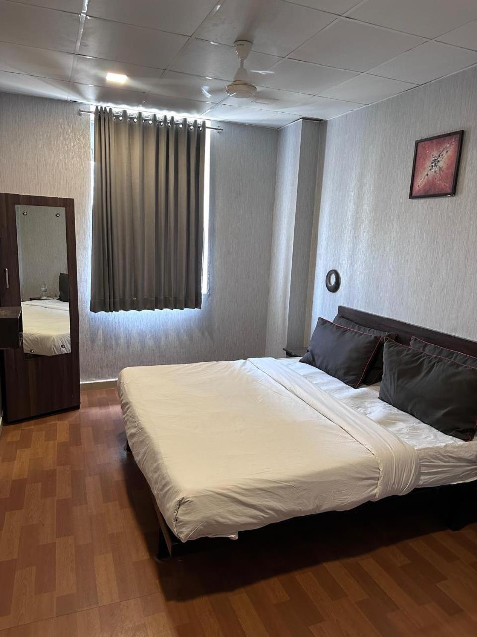 Hotel Gokul Solitaire, Surat Bhatha Exteriör bild