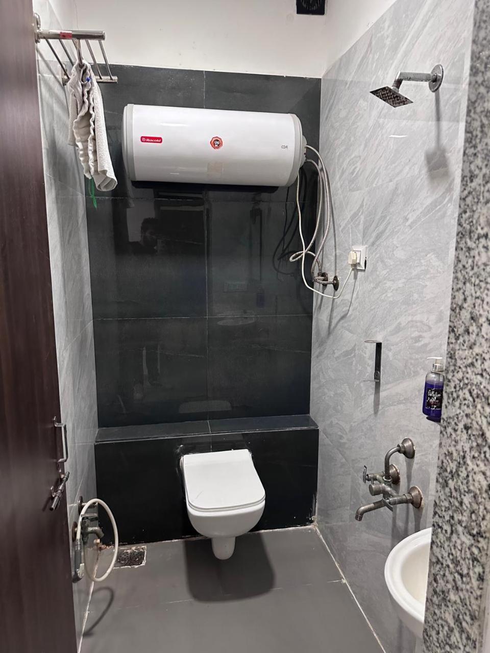 Hotel Gokul Solitaire, Surat Bhatha Exteriör bild