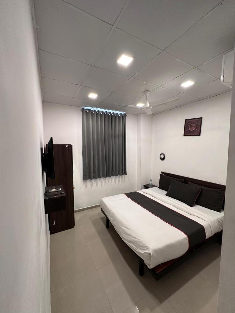 Hotel Gokul Solitaire, Surat Bhatha Exteriör bild
