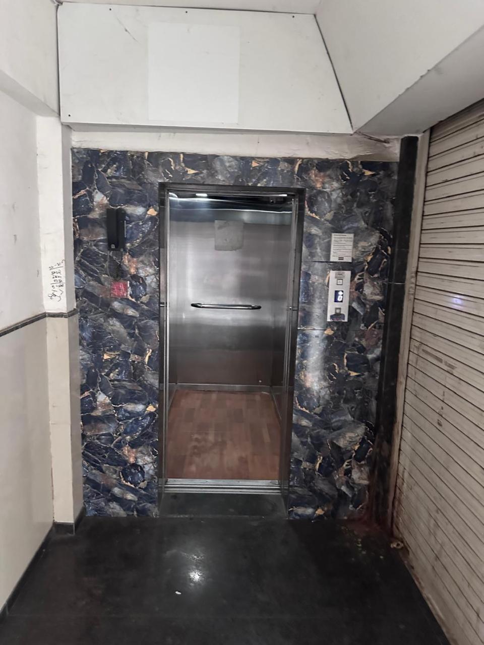 Hotel Gokul Solitaire, Surat Bhatha Exteriör bild